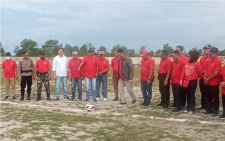 Buka Turnamen Sepakbola Agustiar Sabran, Pj. Bupati Kobar Lakukan Kick Off