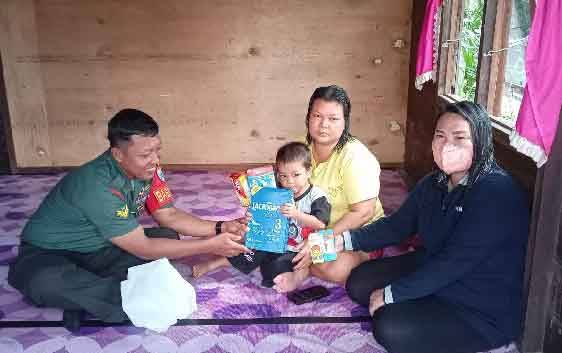 Sejumlah Anak di Gumas Dapat Bantuan Penambah Gizi dari TNI