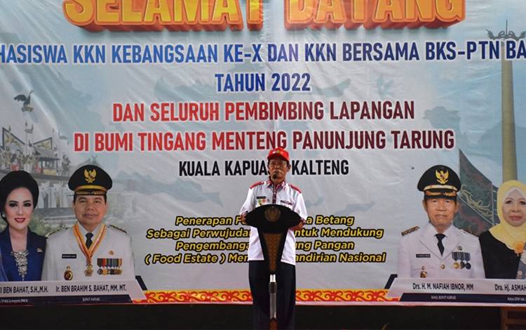 Wakil Bupati Kapuas HM Nafiah Ibnor menyampaikan sambutan saat menerima rombongan mahasiswa KKN Kebangsaan. (FOTO: IST)