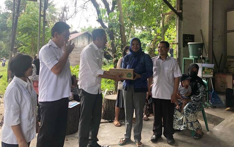Camat Bukit Batu, Hendrikus S Budi memberikan sejumlah bantuan untuk mendukung kegiatan di Posyandu. (FOTO: KECAMATAN BUKIT BATU)