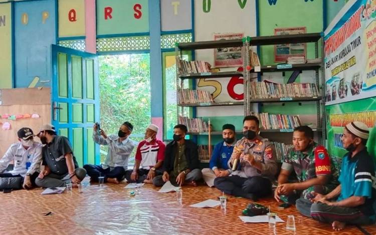 Kapolsek Ingatkan Kamtibmas saat Hadiri Kampanye Terbuka Calon Kades Anjir Mambulau Timur