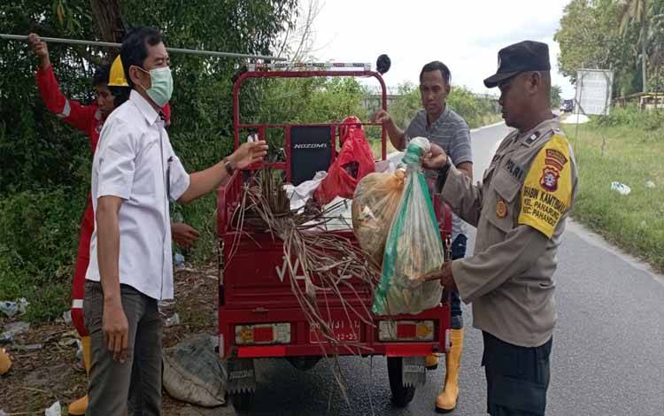 Tim Pandulima Kelurahan Panarung Bersihkan Sampah Berserakan di Pinggir Jalan
