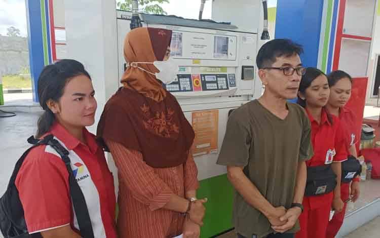Owner SPBU Sababilah, Araiyantoni?saat di wawancara. (FOTO : URIUTU DJAPER)