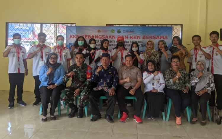 Wakil Ketua I DPRD Kapuas Yohanes bersama pendamping dan peserta KKN Kebangsaan di Desa Tambun Raya pada Kamis, 21 Juli 2022.