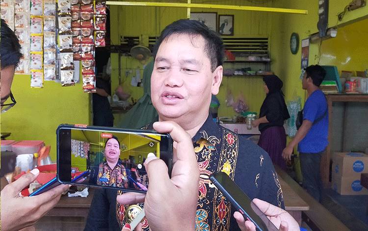 Bupati Kotim Halikinnor saat dimintai keterangan oleh wartawan terkait pembangunan UPTP Perpustakaan di Kotim. (FOTO: HAMIM)