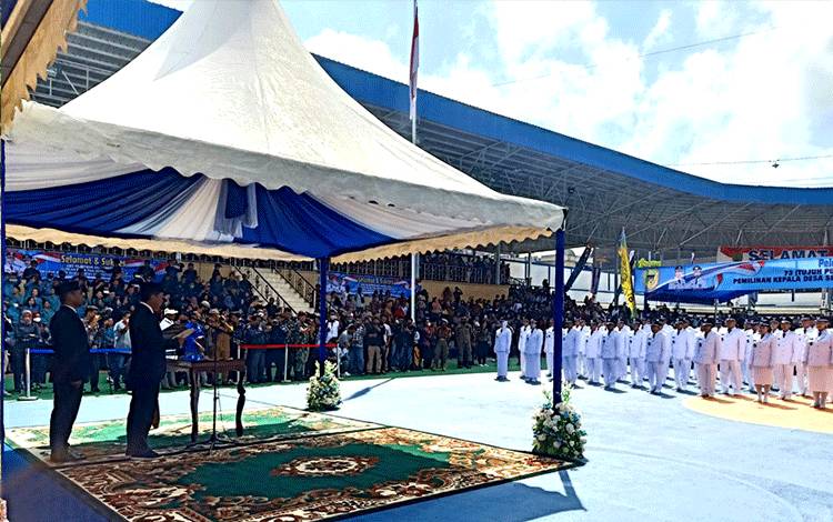 Bupati Barito Utara H Nadalsyah saat melantik dan mengambil sumpah janji jabatan 73 kepala desa se Kabupaten Barito Utara di arena Tiara Batara Muara Teweh, Kamis, 21 Juli 2022. (foto: Dhani)