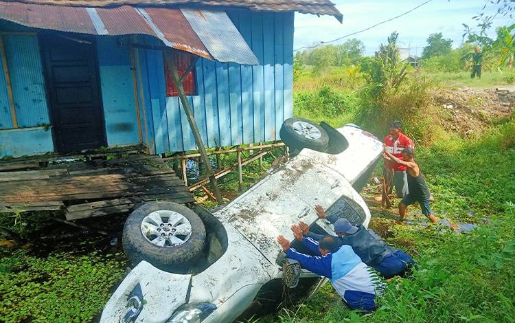 Mobil Hilux Terbalik di Jalan Mahir Mahar