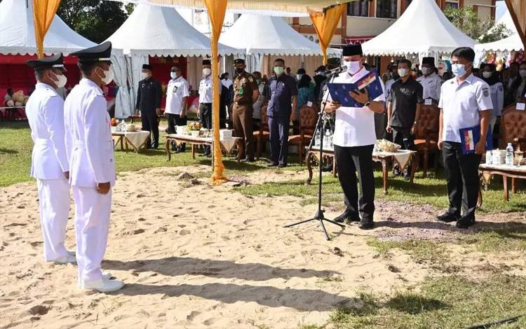 Bupati Lamandau Hendra Lesmana melantik Kepala Desa Bunut dan Kepala Desa Liku Mulia Sakti. (FOTO : HENDI NURFALAH)
