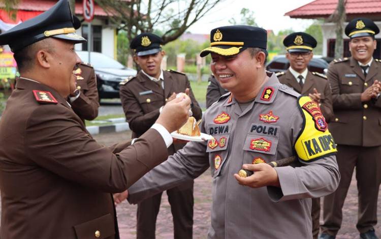 Polres Sukamara Berikan Surprise Kepada Kejaksaan dalam Rangka Hari Bhakti Adhyaksa