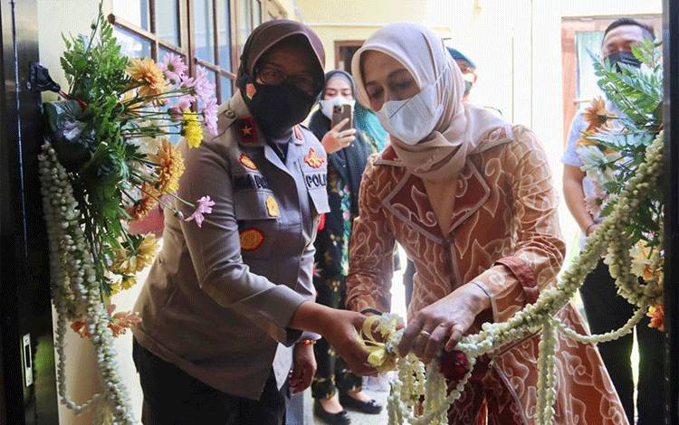 Ketua Bhayangkari Daerah Kalteng Ibu Dewi Nanang Avianto bersama Wakapolda Brigjen Pol Ida Oetari Poernamasasi menggunting pita ruang konseling Pink Sehati, Jumat 22 Juli 2022. (FOTO : PARLIN TAMBUNAN)