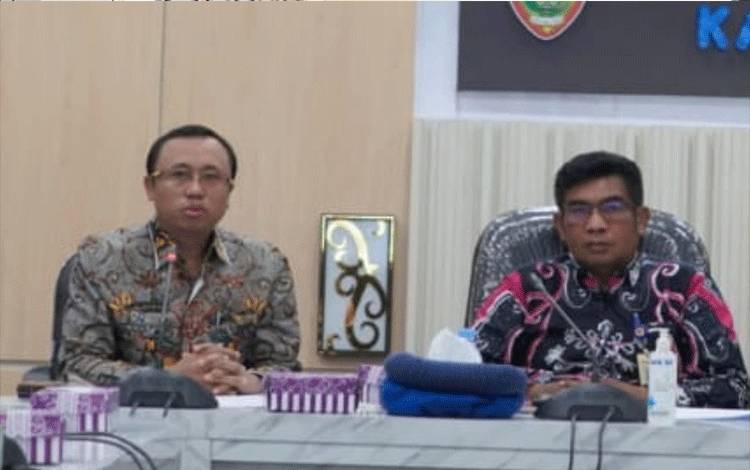 Ketua Komisi Informasi (KI) Provinsi Kalteng M. Roziqin (kiri) dan Kepala Diskominfosantik Kalteng, Agus Siswadi (kanan) saat Kick Off Monitoring & Evaluasi Keterbukaan Informasi Badan Publik di Provinsi Kalteng Tahun 2022. (FOTO: IST)