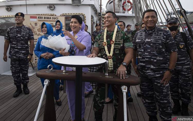 Panglima TNI Jenderal TNI Andika Perkasa (ketiga kanan) didampingi istri Hetty Andika Perkasa (ketiga kiri), Wakil Kepala Staf Angkatan Laut (Wakasal) Laksamana Madya TNI Ahmadi Heri Purwono (kedua kanan), Komandan KRI Bima Suci-945 Letkol Laut (P) Muhammad Sati Lubis (kiri) dan pejabat lainnya menyaksikan pertunjukkan kesenian yang ditampilkan oleh Taruna Akademi Angkatan Laut (AAL) Tingkat III Angkatan ke-69 di atas geladak KRI Bima Suci-945 di Mako Kolinlamil, Tanjung Priok, Jakarta, Jumat (2