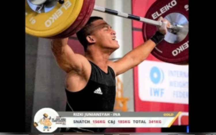 Aksi Rizki Juniansyah dalam Kejuaraan Angkat Besi Dunia Junior 2022 di Heraklios, Yunani, Jumat (6/5/2022) WIB. (ANTARA/HO-PB PABSI)