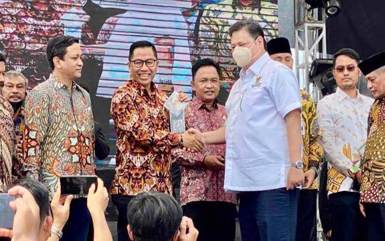 Dewan Koperasi Indonesia Anugrahi Tokoh Penggerak Koperasi Utama untuk Gubernur Kalteng