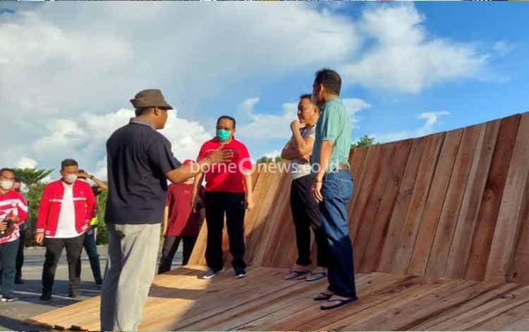 Gubernur Kalimantan Tengah, Sugianto Sabran bersama rombongan saat mengecek venue UCI MTB Eliminator World Cup 2022 di Km 5 Tjilik Riwut, Palangka Raya, Sabtu sore 23 Juli 2022. (FOTO: ISTIMEWA)