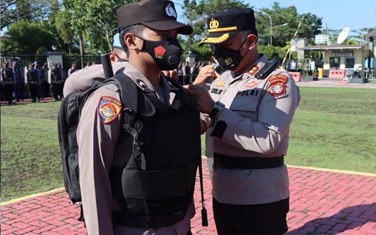 Personel Polres Kapuas Kawal Logistik Pilkades Serentak Secara Melekat