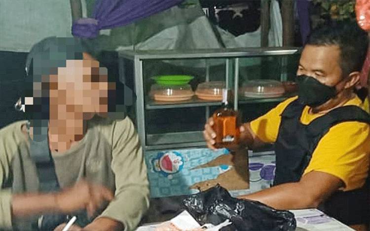 Polisi dan Satpol PP Tangani Pemuda Mabuk Ancam Pengunjung Warung