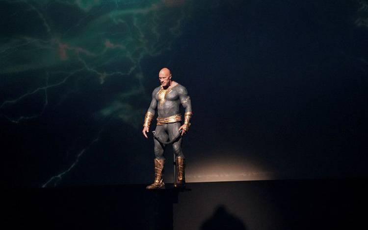 Aktor Dwayne Johnson dalam kostum saat mempromosikan film pahlawan super "Black Adam" dari DC Comics di Comic-Con International, San Diego, California, AS, 23 Juli 2022. (REUTERS/BING GUAN)