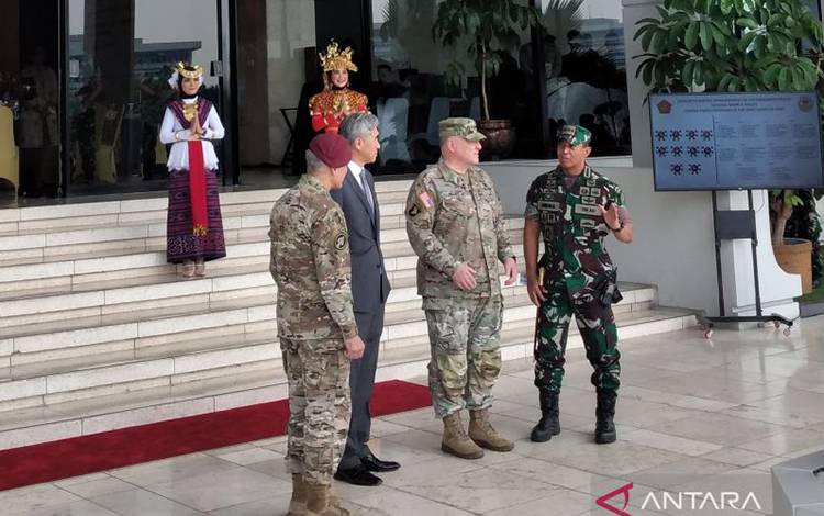 Panglima TNI Jenderal Andika Perkasa (kanan) berbincang dengan U.S Chairman of the Joint Chiefs of Staff (CJCS) General Mark AA Milley (dua kanan) di Mabes TNI, Jakarta, Minggu (24/7/2022). ANTARA/Fauzi Lamboka