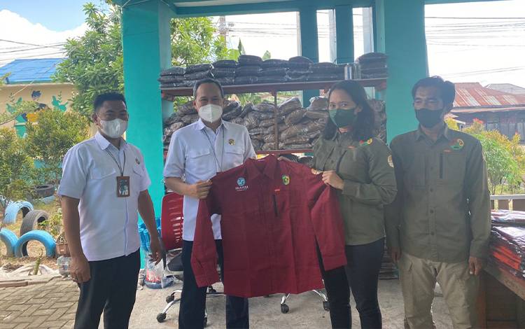 Jasa Raharja Peduli Tim UPTD Pengelolaan Sampah Terpadu