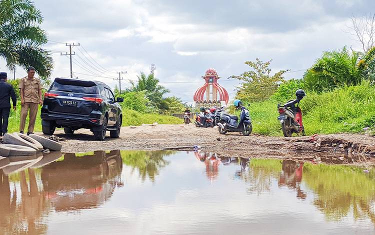 Kubangan di Jalan Lingkar Selatan Jadi Perhatian Pemkab Kotim?