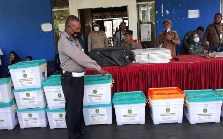 Personel Satlantas Kawal Pendistribusian Logistik Pilkades ke Kecamatan Kapuas Barat