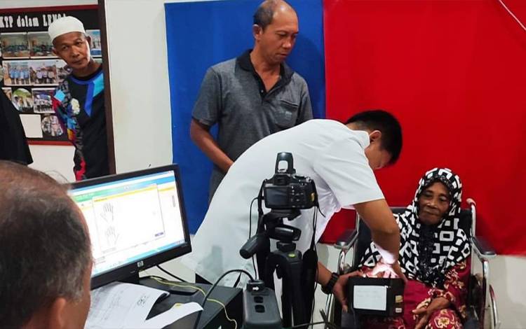 Perekaman KTP-El warga Lansia di kantor Disdukcapil Kapuas pada Selasa, 26 Juli 2022. (FOTO: DISDUKCAPIL KAPUAS)