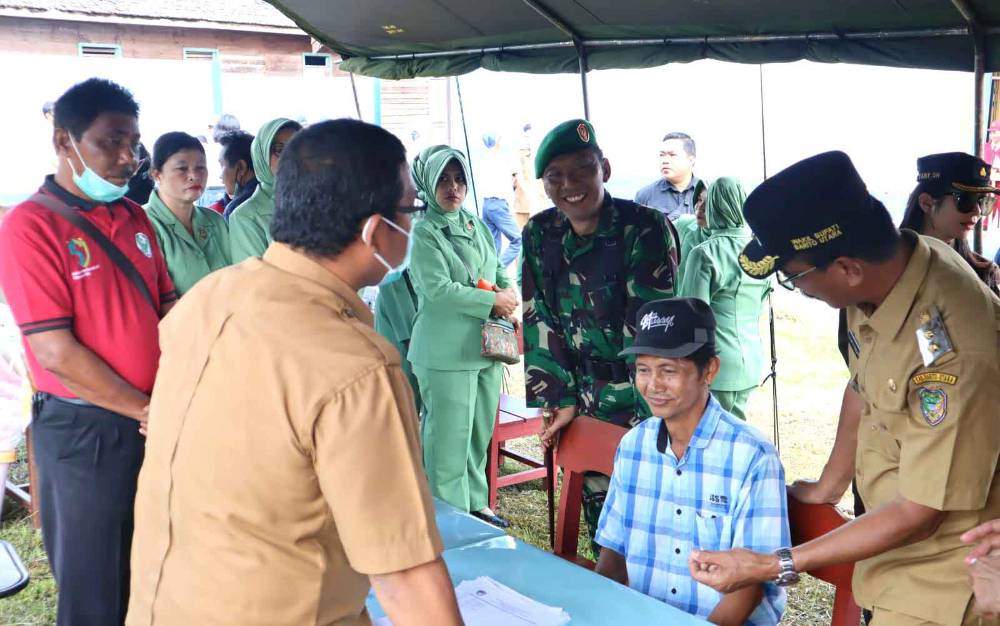 Masyarakat Antusias Ikuti Pengobatan Gratis saat Pembukaan TMMD ke 114 Kodim Muara Teweh