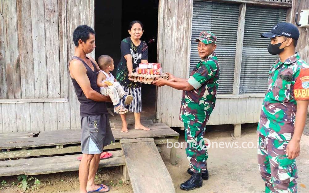Cegah Stunting Balita, Koramil 1013-01 Gunung Timang Beri Bantuan Sembako