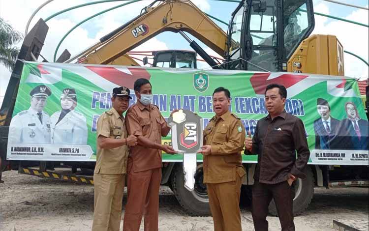 Bupati Kotim Penuhi Janji untuk Penyediaan Alat Berat Bagi Kecamatan