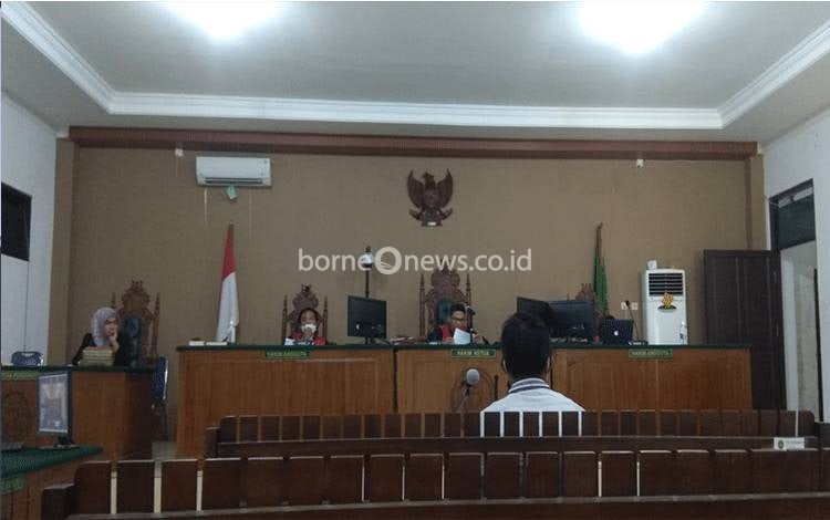 Terdakwa Nurodin saat menjalani sidang di Pengadilan Tipikor Palangka Raya, Selasa, 26 Juli 2022. (FOTO: APRIANDO)