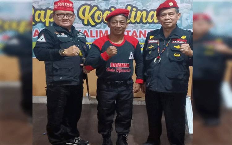 Danbrig Batamad Mura Heriyus M. Yoseph saat bersama Panglima Batamad Kalteng Yuandrias ketila menghadiri Rakor Batamad se Kalteng. (Foto Trisno)