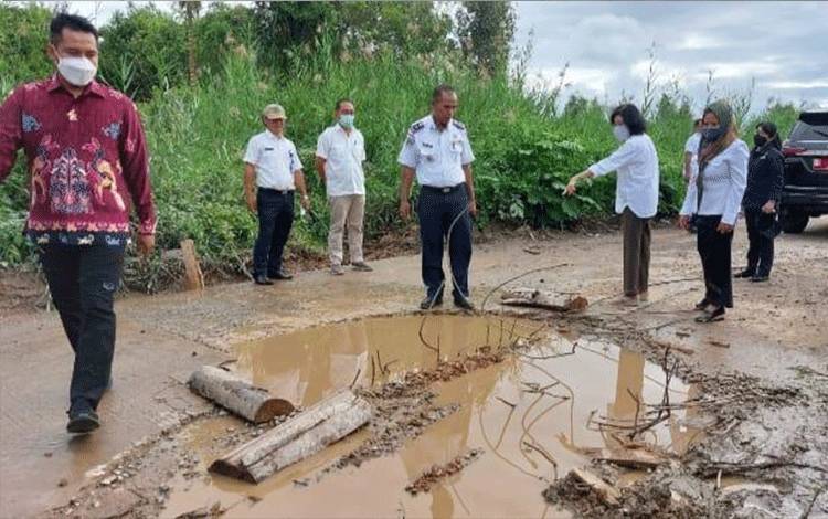 Jalan Menuju Pelabuhan Bahaur Rusak Parah
