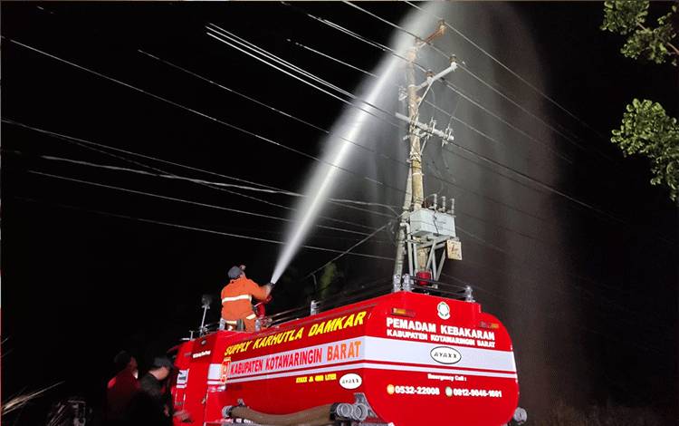 Petugas Damkar Kobar saat mengevakuasi sarang tawon-?di Jalan A Yani Km 13, Desa Purbasari, Selasa, 26 Juli 2022 malam/?(FOTO: DAMKAR KOBAR)