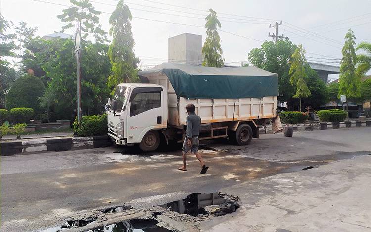 Pecah Ban, Truk Pupuk Tabrak Median Jalan HM Arsyad Sampit, Minyak Tumpah ke Jalanan?