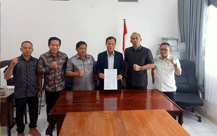 Pansus DPRD Kapuas Kembalikan Mandat Karena Tidak Diberi Waktu