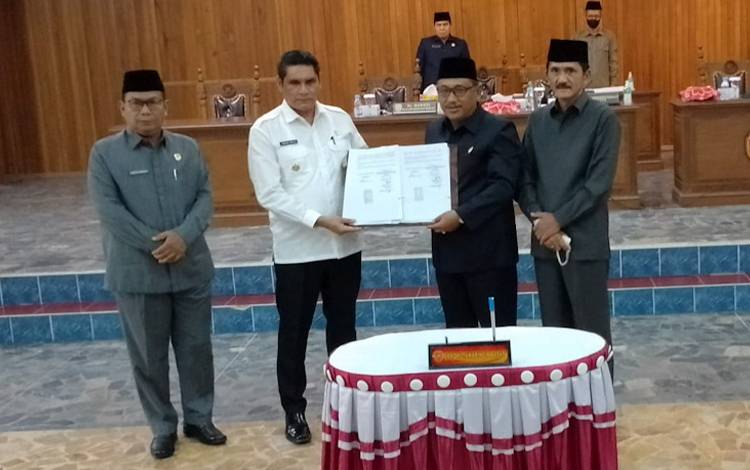 Pj Bupati Kobar dan Ketua DPRD Tandatangani Rancangan KUA dan PPAS APBD 2023