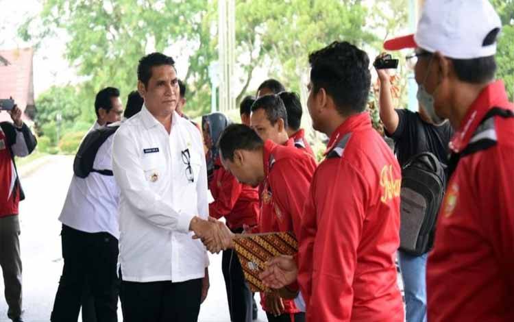 Pj Bupati Kobar Beri Dana Pembinaan kepada Cabor Peraih Prestasi di Popprov Kalteng 2022