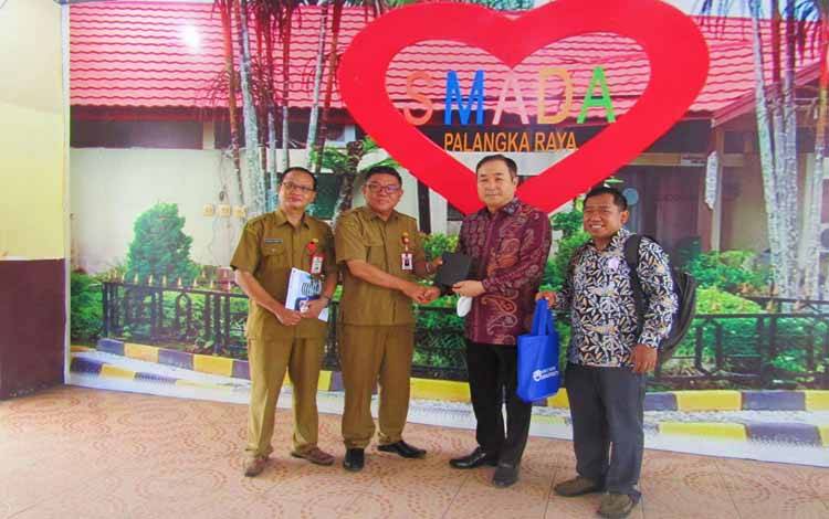 Rektor Unsia Prof Jang Youn Cho (nomor 3 dari kiri) ketika mengunjungi SMADA Palangka Raya, Rabu 27 Juli 2022. (FOTO : PARLIN TAMBUNAN)