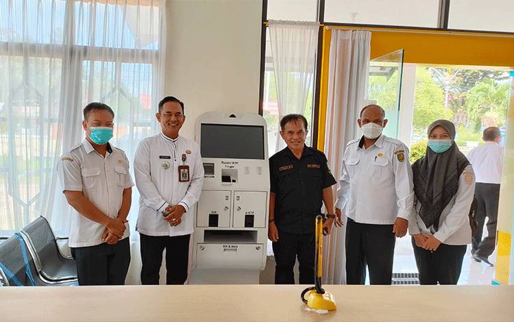 Kecamatan Pahandut Terima Mesin Cetak Kartu Identitas