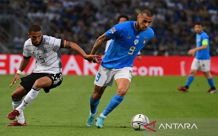 Penyerang Italia Gianluca Scamacca (kanan) berduel dengan bek Jerman Thilo Kehrer pada pertandingan UEFA Nations League di Stadion Renato Dall'Ara, Bologna. (4/6/2022). (ANTARA/AFP/MIGUEL MEDINA)