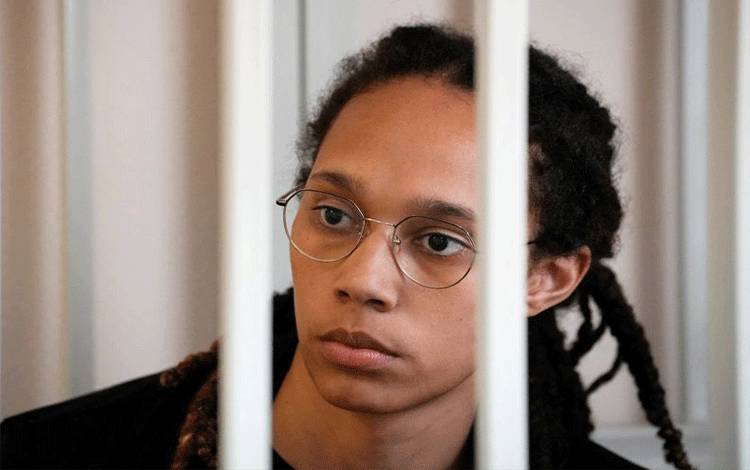 Pemain basket putri bintang WNBA Brittney Griner duduk di balik jeruji ruang pengadilan jelang sidang pembelaan di Khimki luar kota Moskow, Rusia 27 Juli 2022. Anggota tim peraih emas Olimpiade AS itu didakwa dalam kasus narkoba dengan ancaman hukuman hingga 10 tahun penjara. (ANTARA/Alexander Zemlianichenko/Pool via REUTERS (REUTERS/POOL)