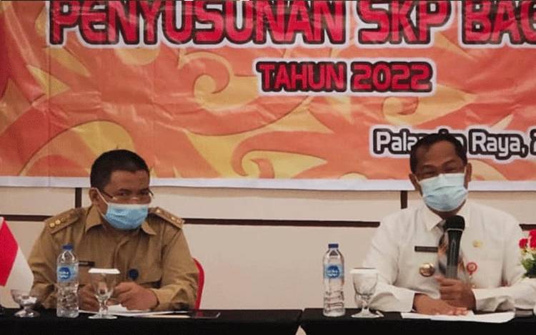 Kepala Dinkes Kalteng, Suyuti Syamsul saat Sosialisasi Penyusunan Sasaran Kinerja Pegawai?ASN lingkup Dinkes Provinsi Kalteng ikuti sosialisasi penyusunan SKP bagi PNS di Hotel Neo Palangka Raya. (FOTO: MMC KALTENG)