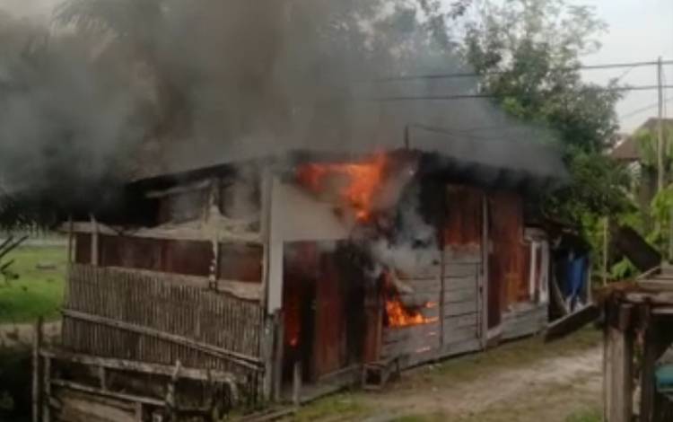 Rumah di Jalan HM Arsyad Terbakar saat Ditinggal Antar Anak Sekolah?