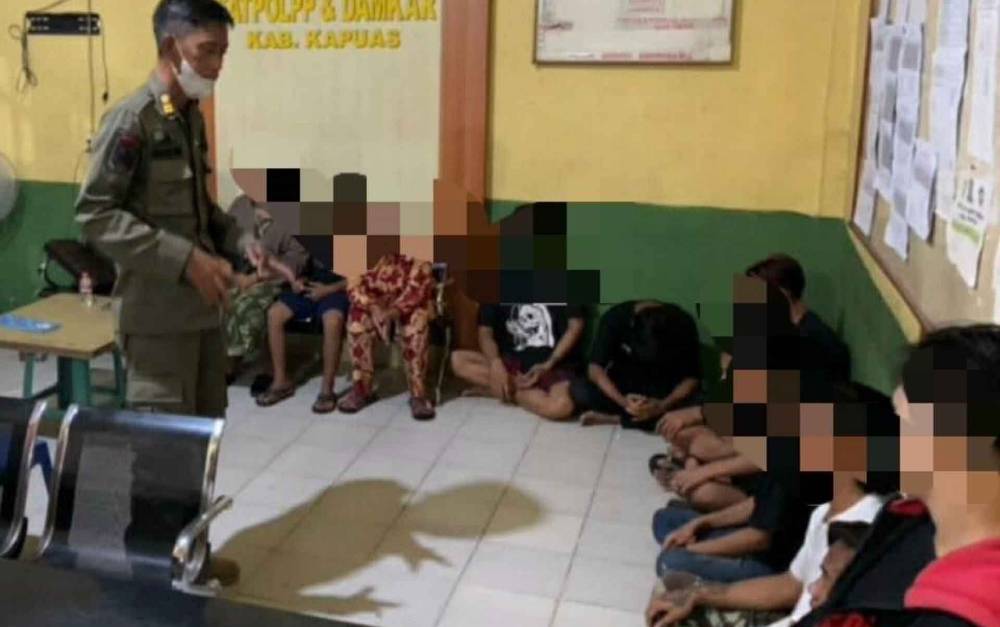 Personel Satpol PP dan Damkar Kapuas Jaring Sejumlah Remaja Kedapatan Ngelem