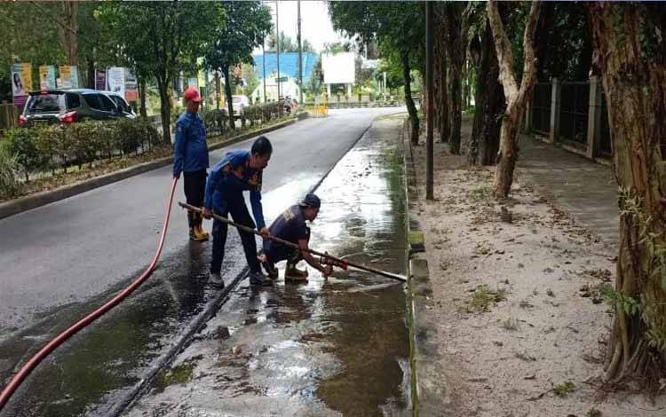 Jalan di Palangka Raya Dicuci Jelang Kejuaraan Dunia Balap Sepeda