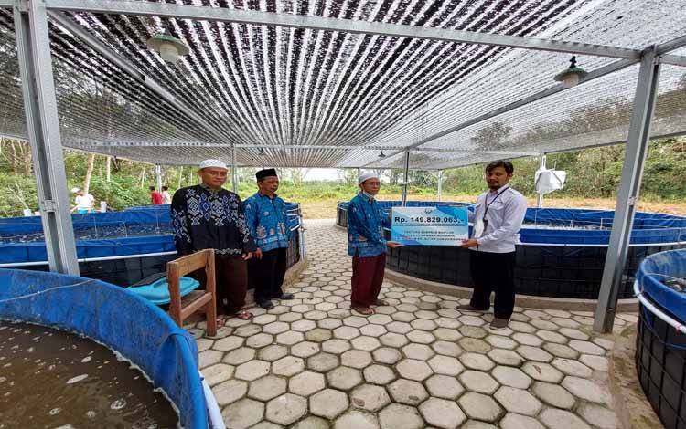 KKP Serahkan Bantuan Sarpras Budidaya Ikan Sistem Bioflok ke Pondok Pesantren Fajar Islam di Kapuas