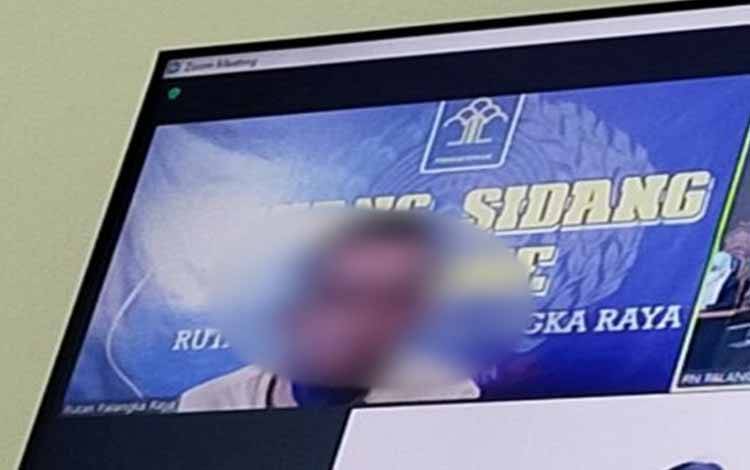 Terdakwa saat menjalani sidang virtual di Pengadilan Negeri Palangka Raya