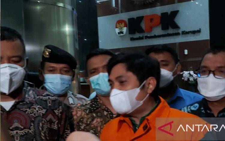 Mantan Bupati Tanah Bumbu Mardani H. Maming memberikan keterangan kepada awak media di Gedung KPK, Jakarta, Kamis (28/7/2022). KPK telah mengumumkan Mardani sebagai tersangka kasus dugaan suap terkait pemberian izin usaha pertambangan (IUP) di Kabupaten Tanah Bumbu. ANTARA/Benardy Ferdiansyah