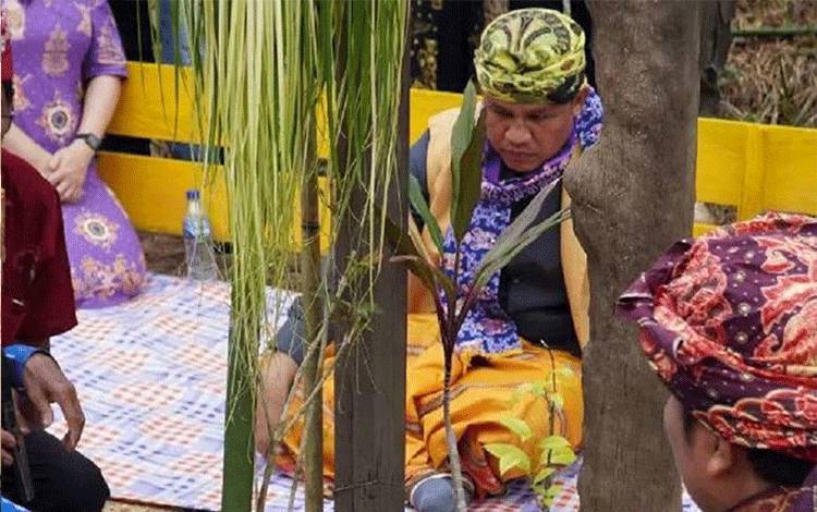 Bupati Lamandau Hendra Lesmana saat mengikuti ritual adat Dayak Tomun di Kecamatan Lamandau. (FOTO : HENDI NURFALAH)